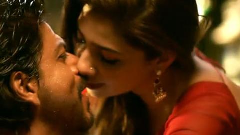 Mahira Khan Images Hd Sex - Raees' song 'Zaalima' out! Shah Rukh Khan and Mahira Khan share crackling  chemistry
