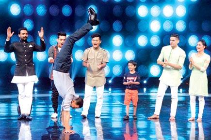 Wow! Akshay Kumar pulls off a handstand with ease