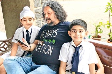 Amole Gupte gets nostalgic with child actors on the last day of 'Sniff' shoot