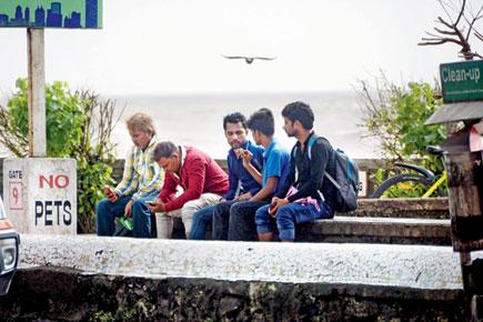 Mumbai: Scamsters pose as clean-up marshals in Bandstand; dupe two of Rs 600