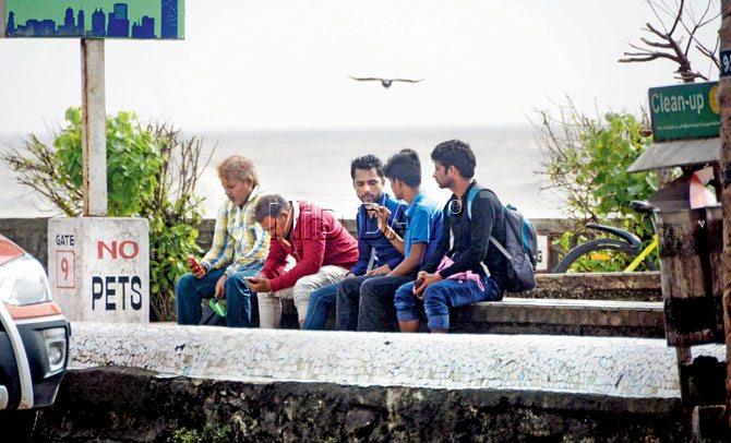 mid-day photographer Sayyed Sameer Abedi was at Bandstand when the incident took place and was taking pictures. When he saw the duo perturbed, he enquired and they told him what happened