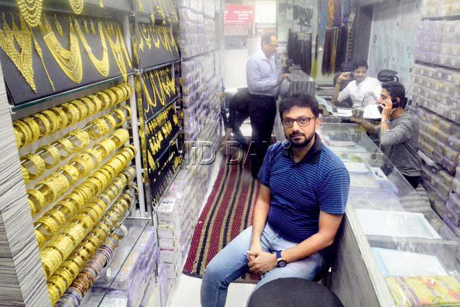Bharat Chedda, owner of Rangeela Exports, at his shop in Zaveri Bazaar. Pic/Bipin Kokate