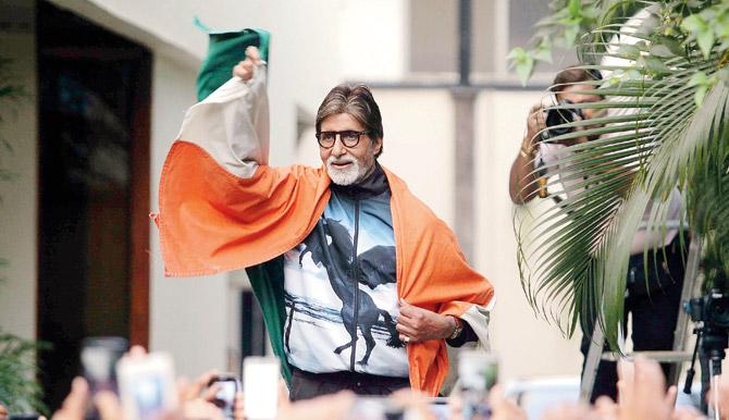 Khan suggests waving out to Amitabh Bachchan outside his Juhu home on Sundays