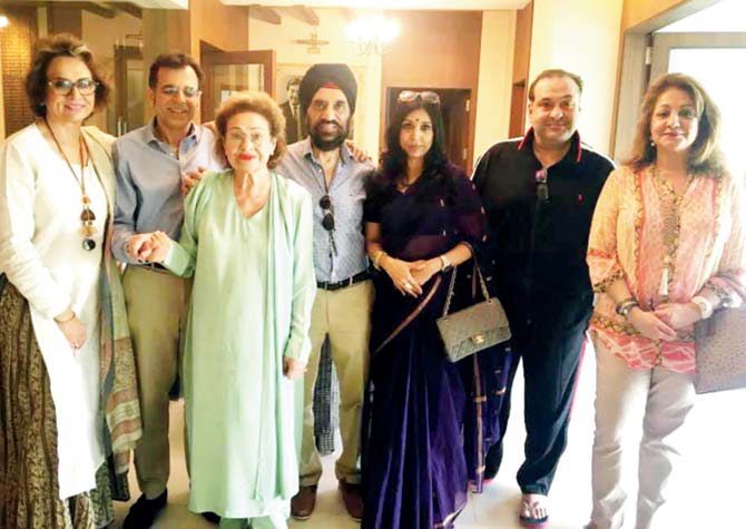 (Left) Bina Ramani with Krishna Raj Kapoor (in green) and Dr Kartar Singh Lalvani to her (Kapoor’s) left and friends