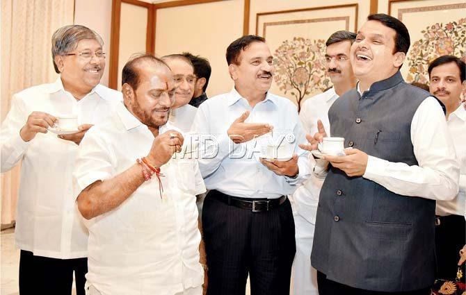CM Devendra Fadnavis enjoys some chai and light conversation with other leaders at his tea party at Sahyadri Guest House, Malabar Hill, seemingly unconcerned by the Opposition