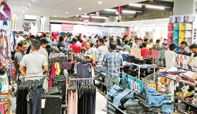 People thronged a mall at Vashi at midnight on Friday after it  offered huge discounts at its stores until 2am under 
