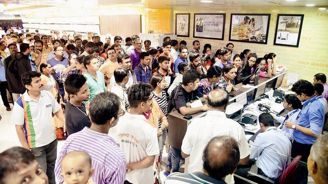 Electronic stores at Mulund saw significant rise in footfalls over the past week as shoppers thronged to make the most of the 50 per cent discount offered. Sales, too, recorded a jump of 25-40 per cent. Pic/Sameer Markande