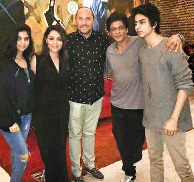 Shah Rukh Khan with wife Gauri and Kids Aryan and Suhana
