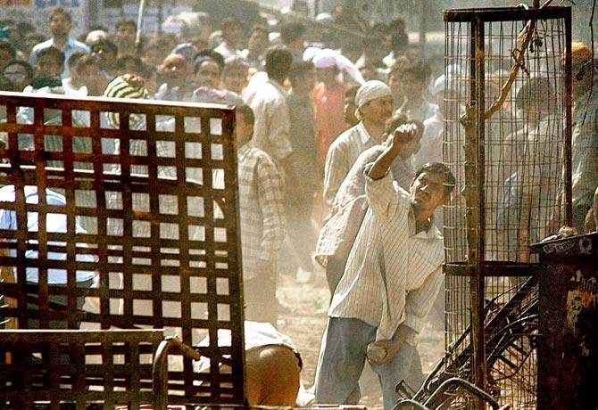 A mob during a street battle in Bapunagar on March 1, 2002, in Ahmedabad, Gujarat