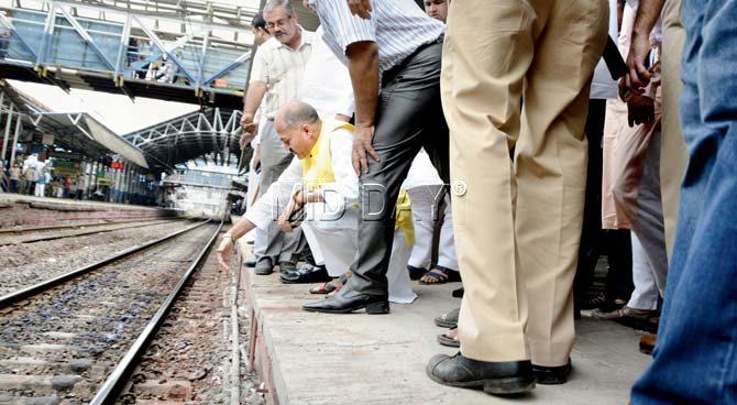PAC member Irfan Ahmed and BJP leader Ashish Shelar inspect a platform at Bandra railway station. Pics/Sneha Kharabe
