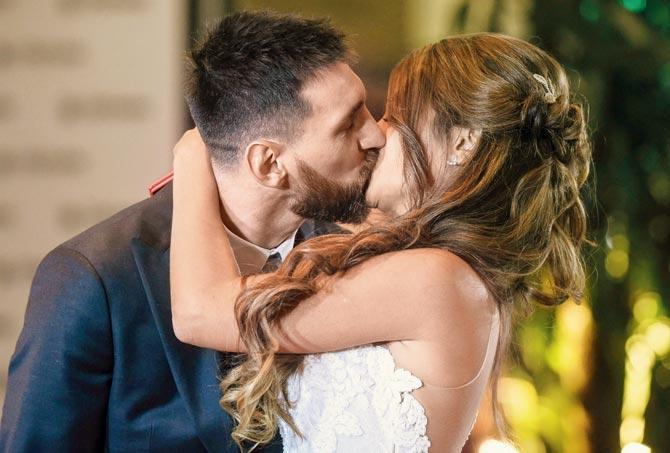 Barcelona superstar Lionel Messi weds childhood sweetheart Antonella Roccuzzo amidst 260 guests. Pics/AFP