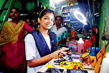 Sunshine Story: Pro at phone repair, class 10 girl saves up for engineering