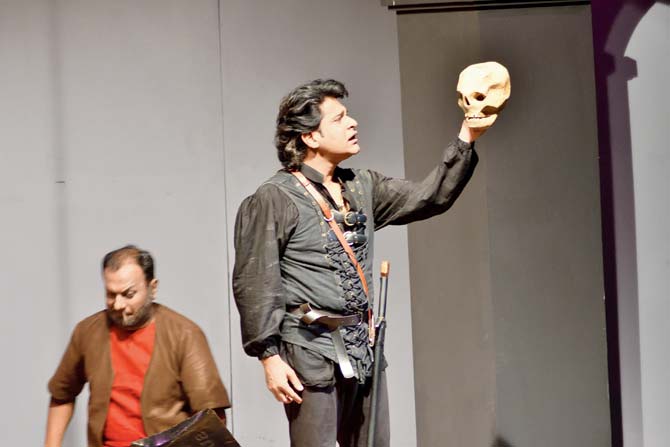 Mandar Bhanage in Hamlet