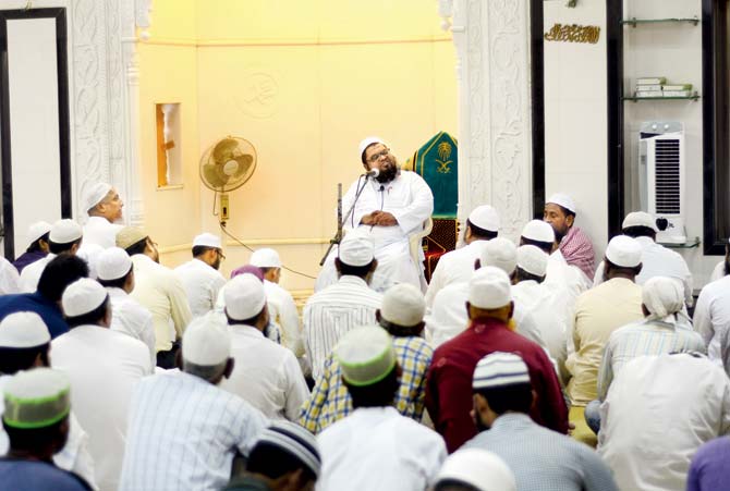 Qari Mohammed Abdulla addresses those gathered at the Jammat al Muslimeen Masjid in Chembur Naka for Friday prayers. Pics/Bipin Kokate