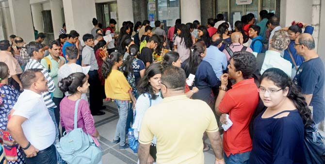 Serpentine queues were seen at Mithibai College among others after they didn’t receive the merit lists till past noon on Tuesday. Pic/Sayed Sameer Abedi