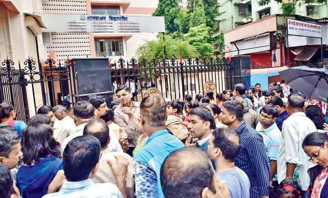 Parents protested from 8 am to 12.30 pm outside the school in Dadar. Pic/Shadab Khan