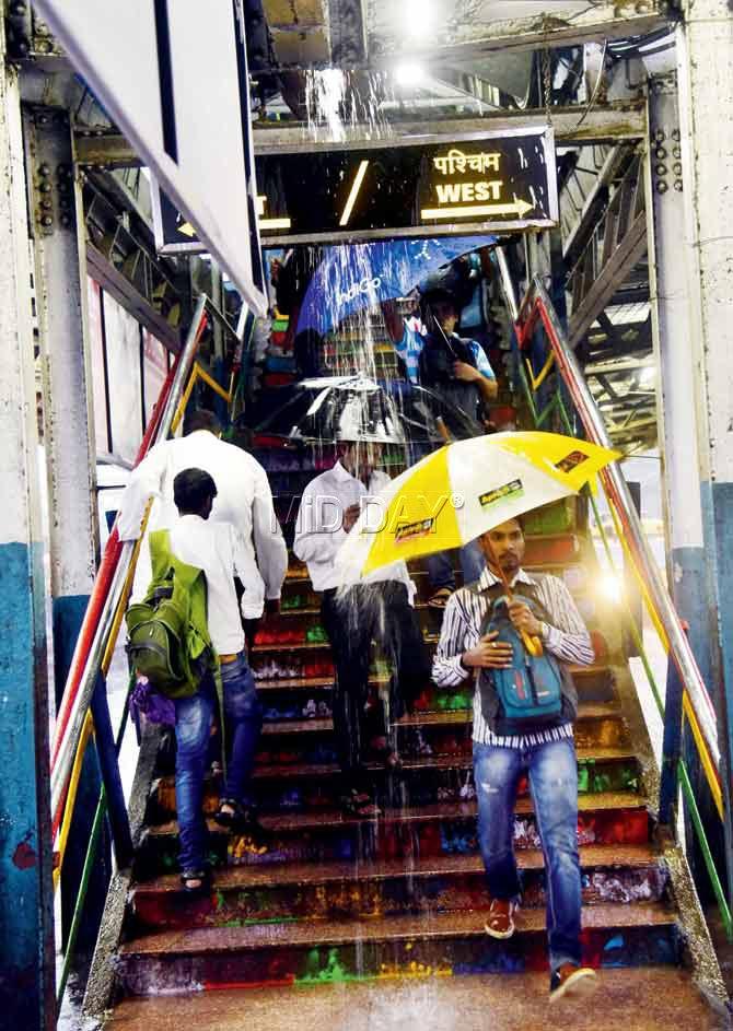 Commuters are in for a surprise shower at Khar station. Pics/Nimesh Dave, Sameer Markande