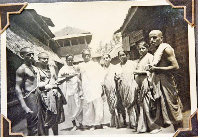 The Ranes, a prominent old Pathare Prabhu family of Khar, on a trip to Kumta near Mangalore around 1938. To the left of Raosaheb Balaram Mothabhai Rane are his wife and eldest daughter