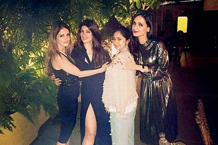 435px x 290px - Twinkle Khanna shows off her sexy side at sister Rinke's birthday bash