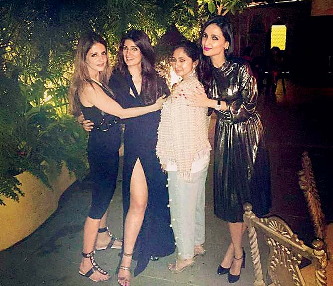 670px x 576px - Twinkle Khanna shows off her sexy side at sister Rinke's birthday bash