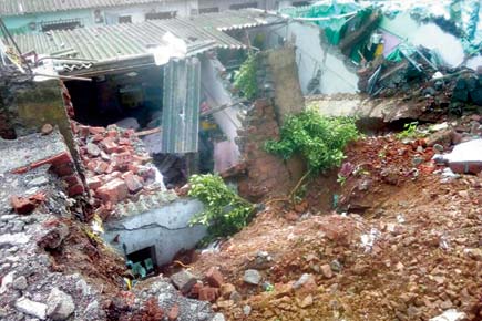 Seven injured in Govandi house collapse
