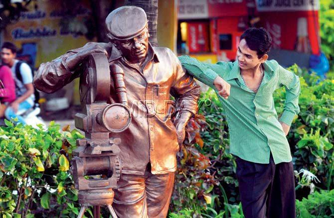 A sculpture of filmmaker Yash Chopra at Bandstand. pic/Sayed Sameer Abedi