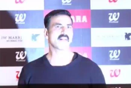 What is Akshay Kumar's unique way of promoting 'Toilet: Ek Prem Katha' in Mumbai?