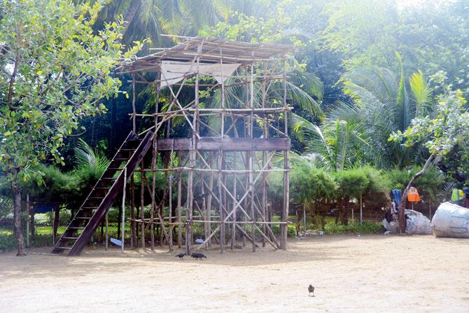 Girgaum Chowpatty only has three lifeguards manning the 2-km stretch. The guards only have a ramshackle one-storey wooden watchtower in the name of infrastructure. Pics/ Bipin Kokate