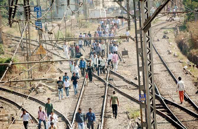 Commuters take to the tracks after an engine derailment in Kalyan on June 30 delayed local trains. PIC/SAYYED SAMEER ABEDI
