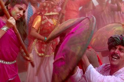 Watch Akshay Kumar, Bhumi Pednekar in 'Toilet: Ek Prem Katha' song 'Latth Maar'