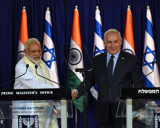 Prime Minister Narendra Modi (L) and Israeli Prime Minister Benjamin Netanyahu shake hands following a statement at the Netanyahu