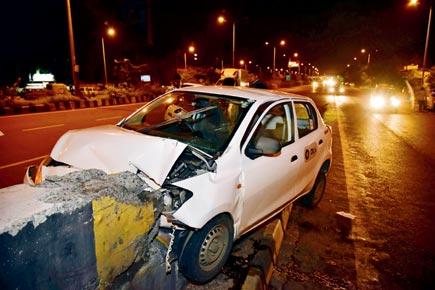 Family injured after cabby rams car into divider near Bandra flyover