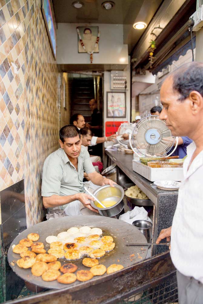 Natraj Dahi Bhalleâu00c2u0080u00c2u0088Corner in Chandni Chowk is famous for its dahi badey. Since it’s adjacent to Central Bank, the dish was called Central Bank ke dahi badey