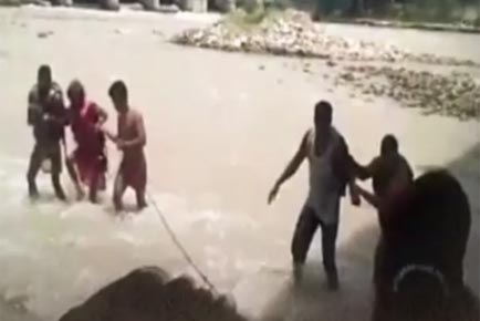 Police rescue 'kaanwariyas' from drowning into Ganga river