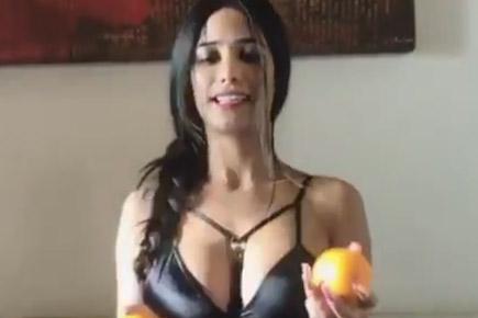 Video: Poonam Pandey juggles her oranges