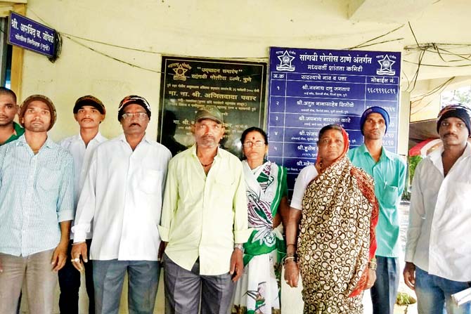 Rambhau Laxman Lokhande with his family members at Sangvi police station