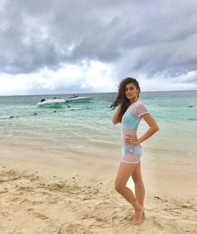 Judwaa 2' actress Taapsee Pannu shares a breezy blue bikini picture!