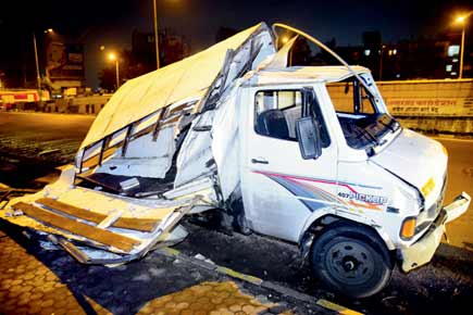 Mumbai: Milk van overturns at WEH, causes four-vehicle pileup