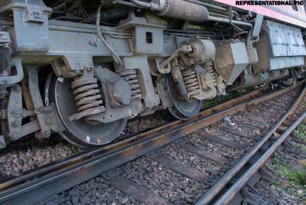 Rajdhani engine, power coach derails in New Delhi