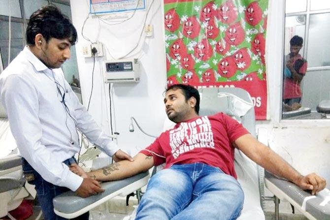Vinay Kulkarni donating blood
