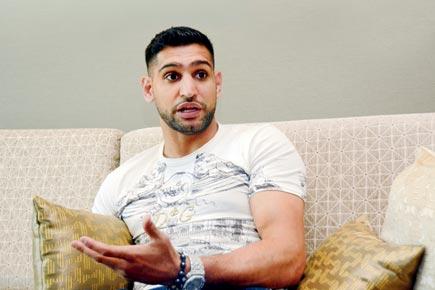 Amir Khan attacked by group of men after car accident