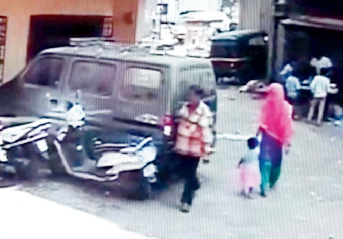 A CCTV grab of the accused leaving with the toddler from Bandra