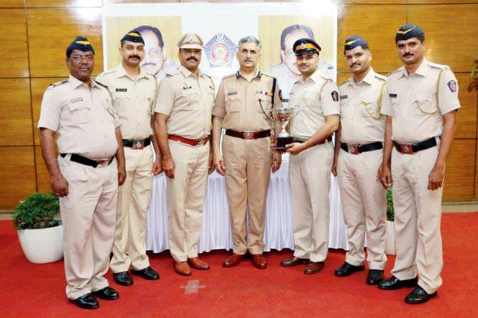 The team that was led by inspector Hemant Bawdhankar and PSI Dhiraj Bhalerao receive the award from CP Dattatray Padsalgikar (centre) 