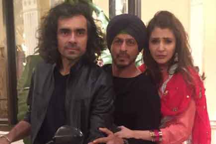 Shah Rukh Khan is 'cheap' and Anushka Sharma wants him to sign an indemnity bond