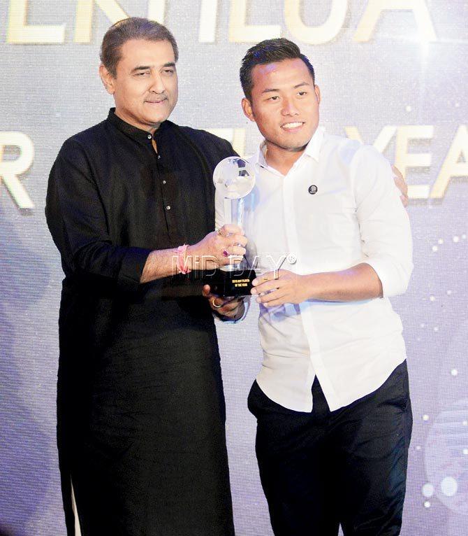 Jeje Lalpekhlua (right) receives the 2016 Player of the Year award from AIFF chief Praful Patel at a city hotel yesterday. Pic/Bipin Kokate