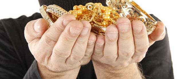 Jewellery stolen in Bandra