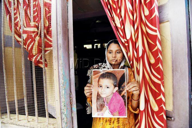 Junera Sheikh’s mum Saeeda with a photograph of her daughter, who went missing on December 5 from her Nagpada home. Investigation revealed that her kidnappers — two college-going kids — had accidentally killed her on the evening of her abduction, following an overdose of chloroform. Pic/Suresh Karkera