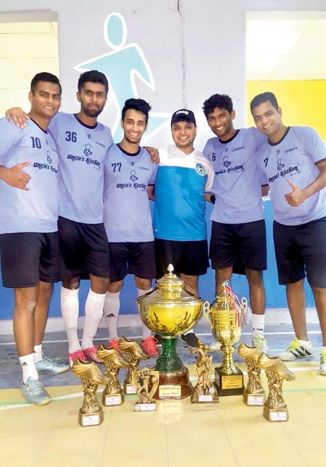 UK Mumbaikars with their winners’ trophies 