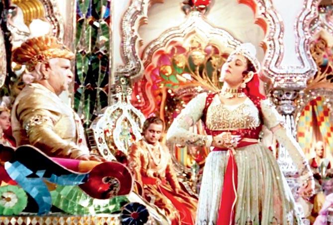 A still from Mughal-E-Azam (1960). Pic courtesy/osianama.com
