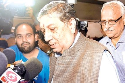 Furious Srinivasan enters wrong car when cornered and questioned